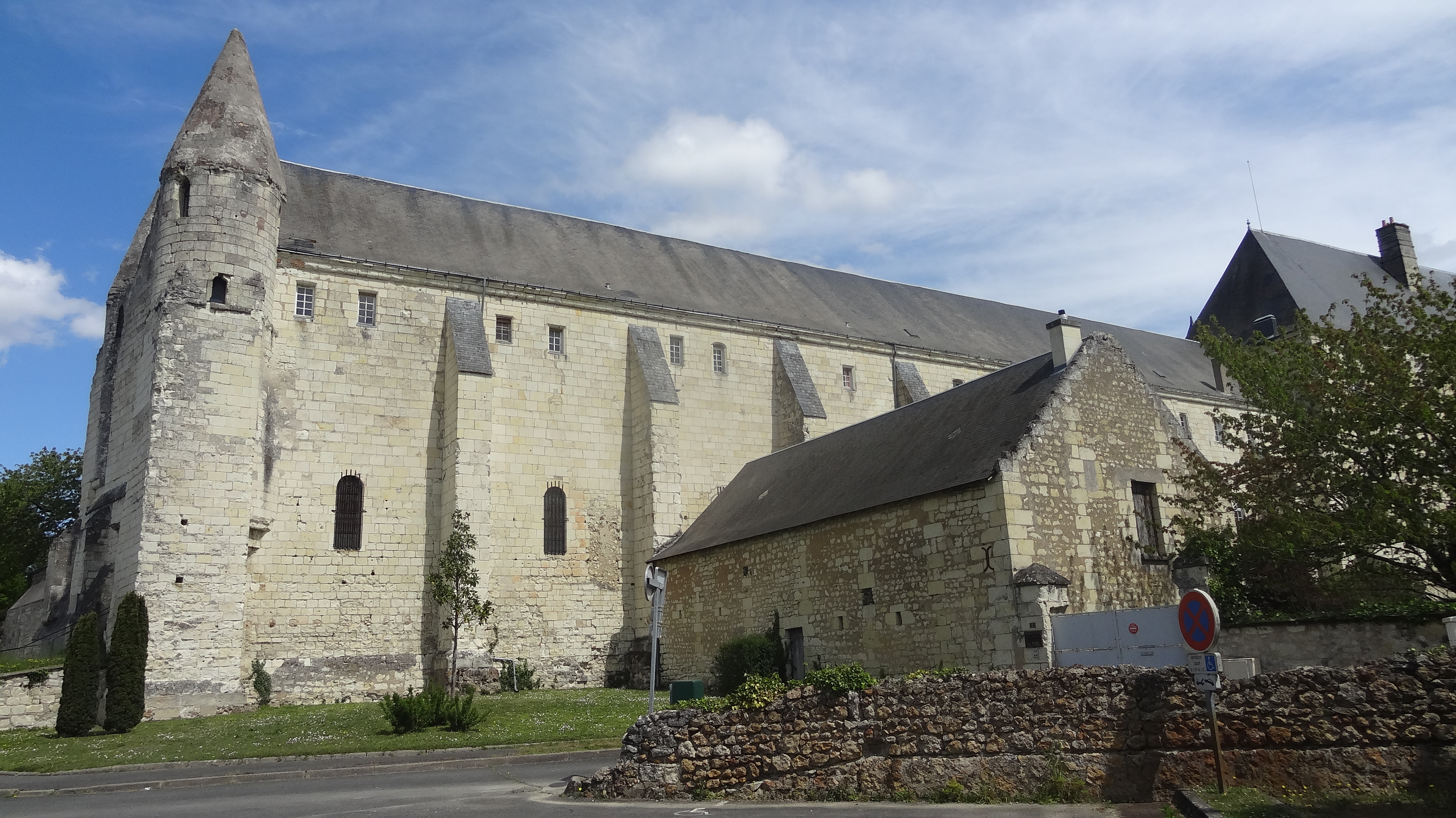 La fameuse abbaye au pied du stationnement