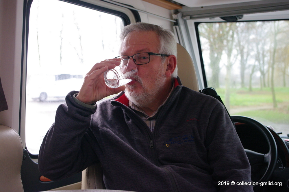 A Cologne (Köln, en Allemagne) où nous étions stationnés hier matin, j'ai bu un verre d'eau à votre santé !