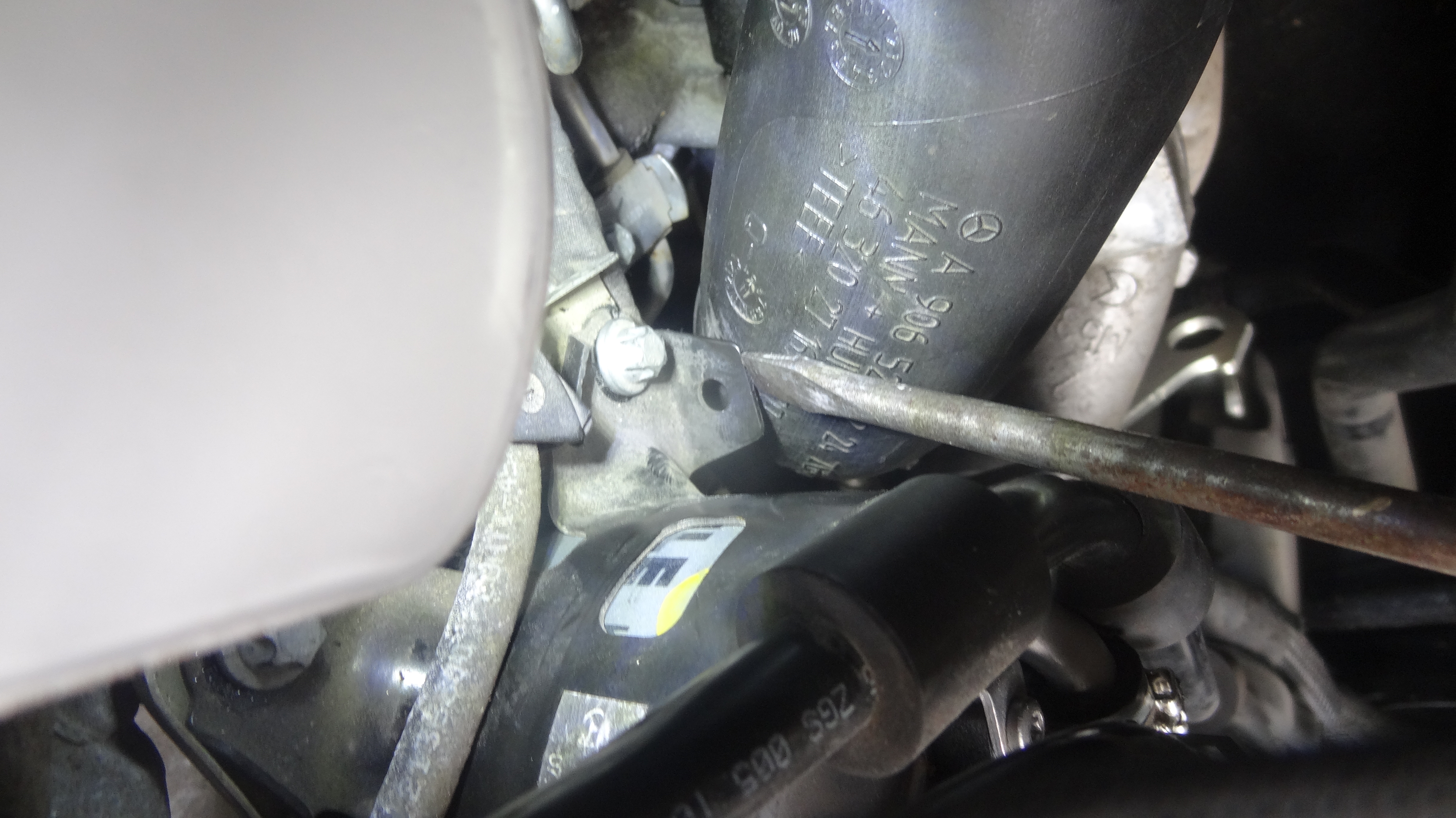 Cette équerre ne permet pas d'introduire le conduit dans l'entrée du turbo