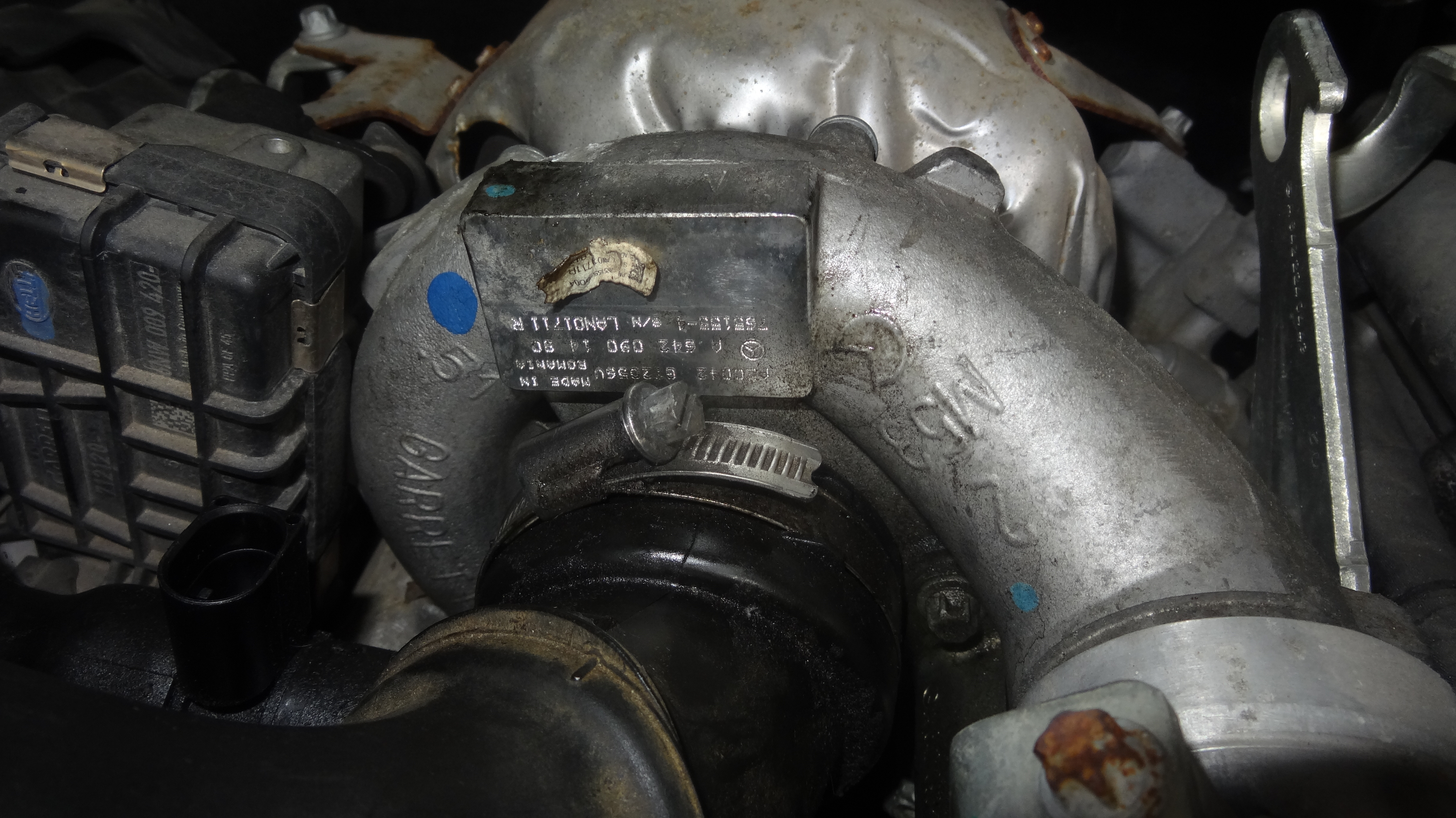 Remise en place du collier de serrage du conduit d'air sur l'entrée du turbo