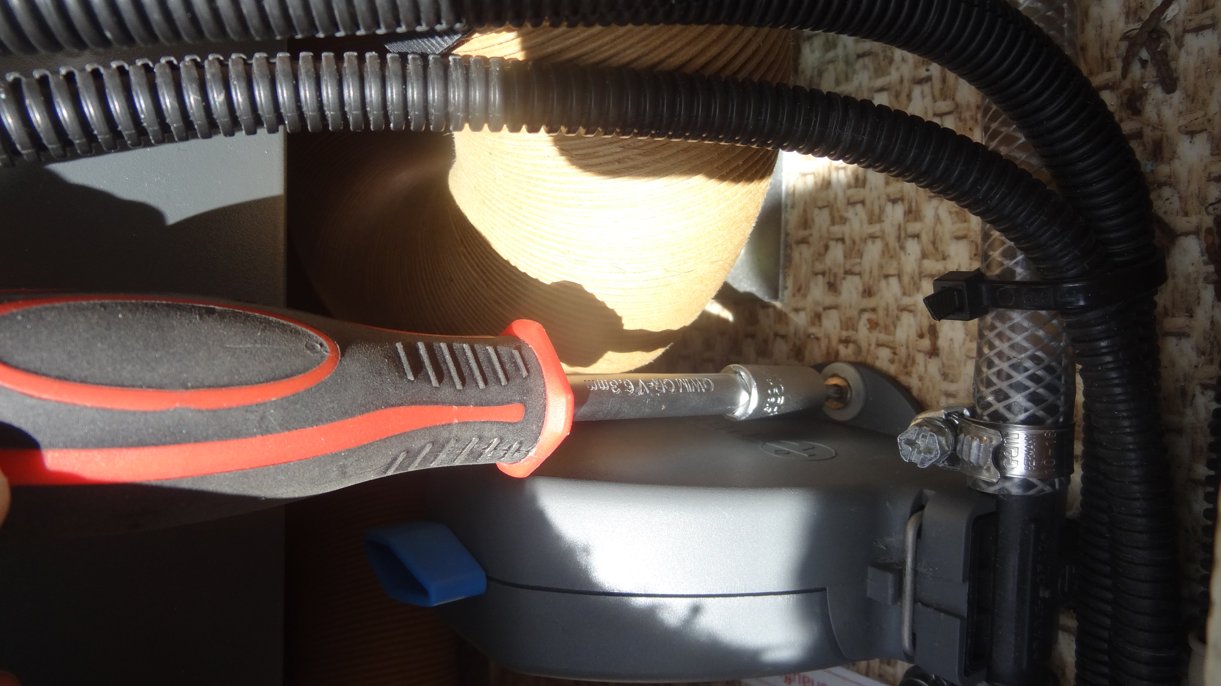 Photo 6 Dépose de l'une des 2 vis de maintien.JPG