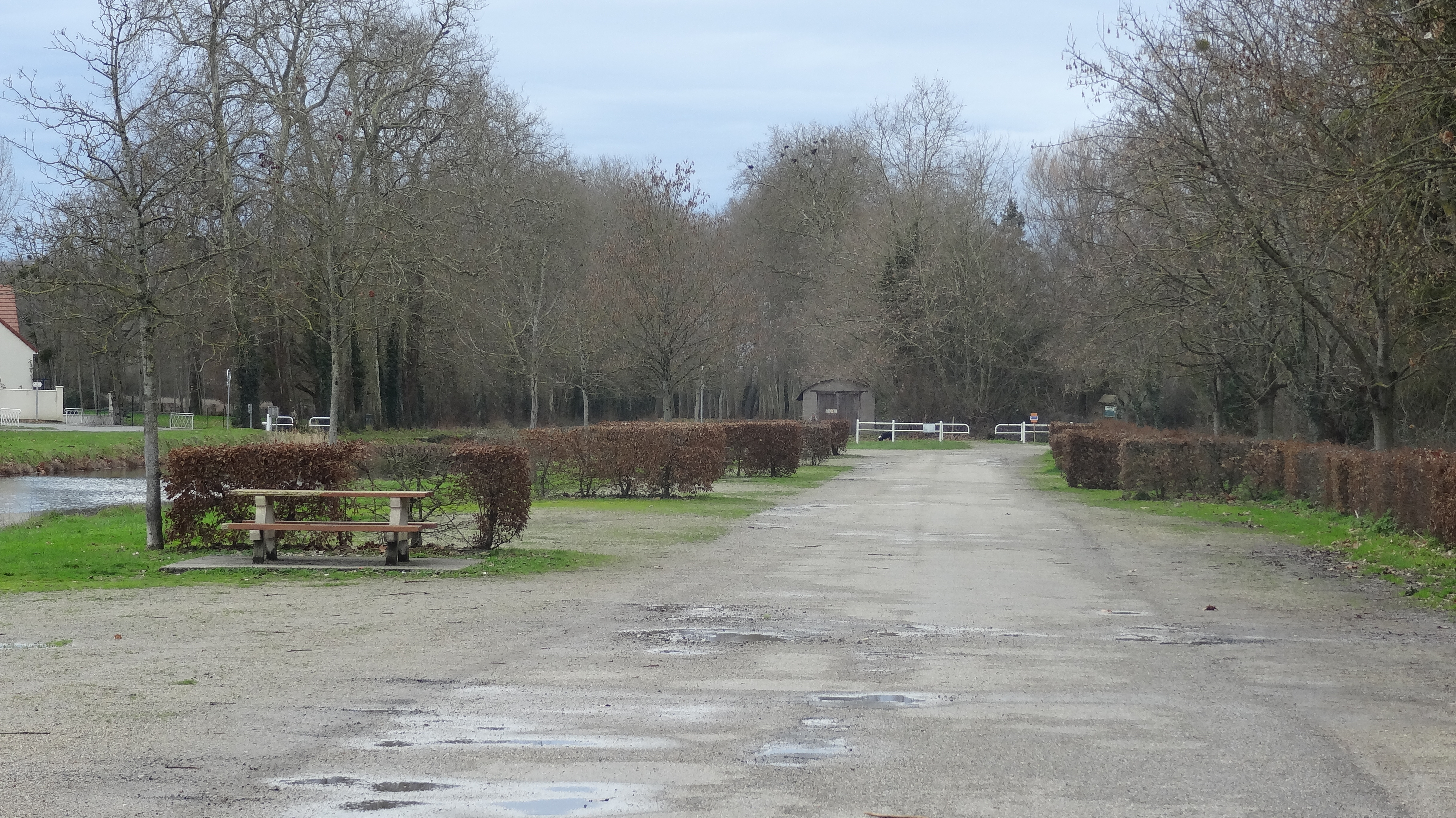 Tables et bancs à disposition.JPG