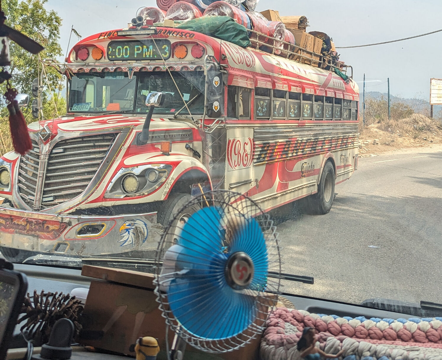 Transport en commun chicken bus on entassé comme les poulets