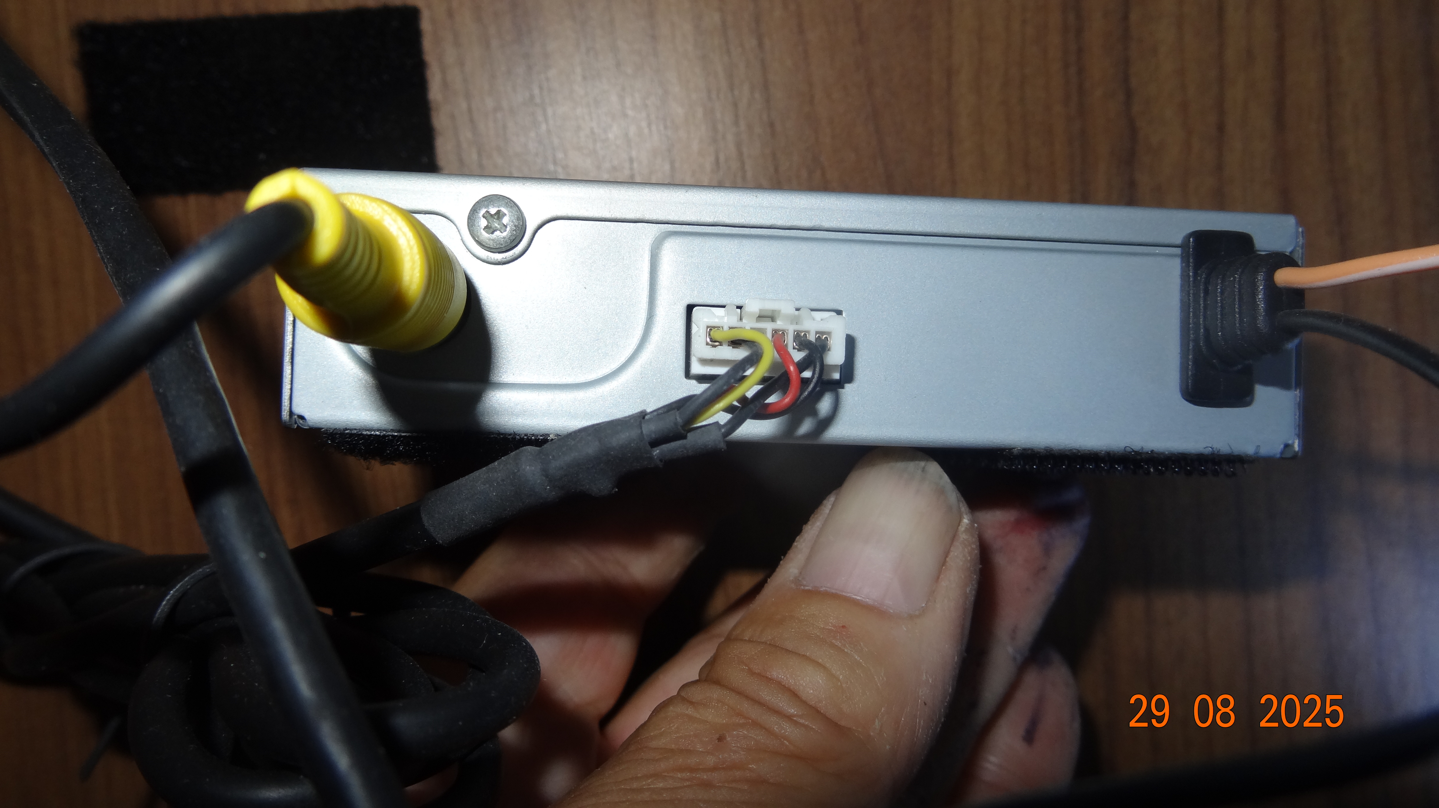 A doite le fil d'alimentation venant de l'autoradio et à gauche le câble vidéo