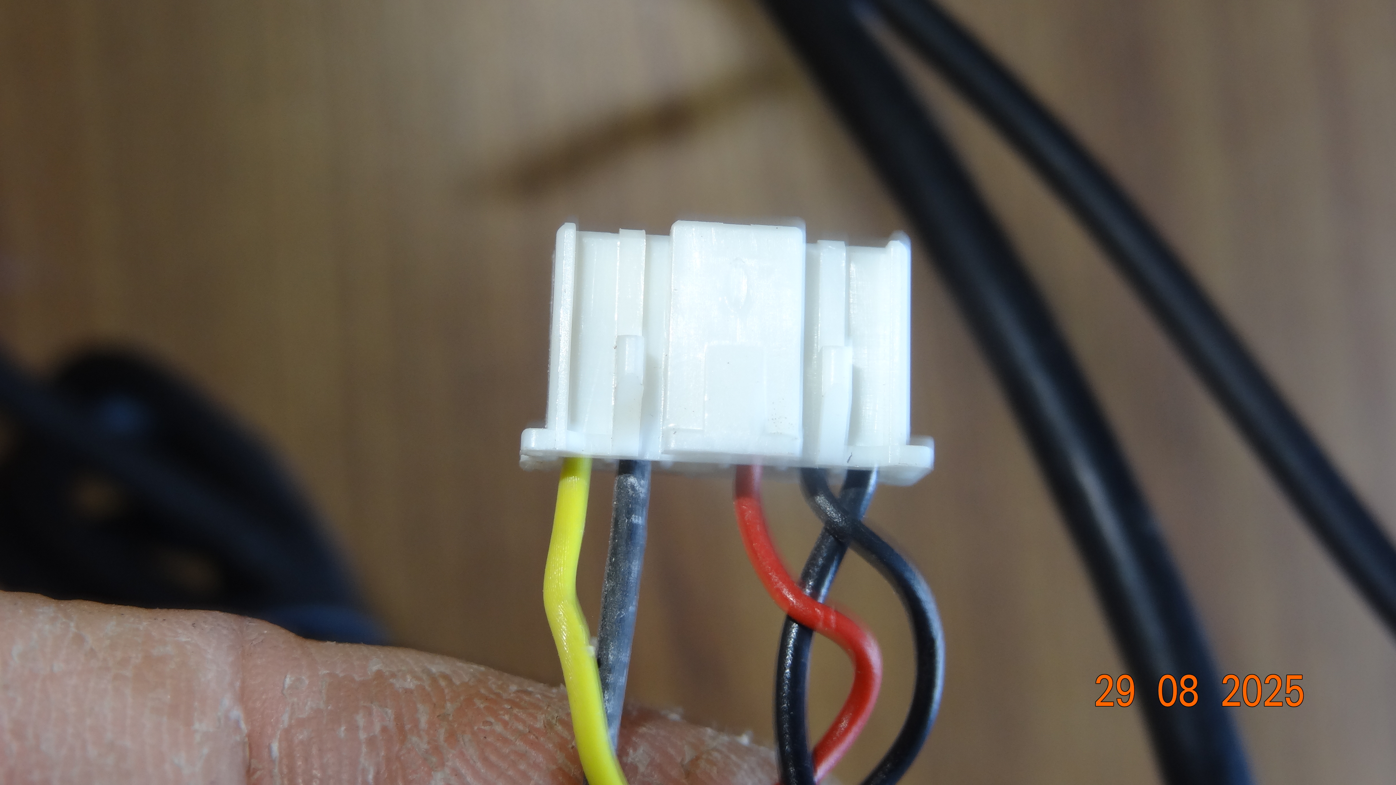 Le connecteur mâle à l'extrémité du faisceau venant de la caméra avec ses 5 fils