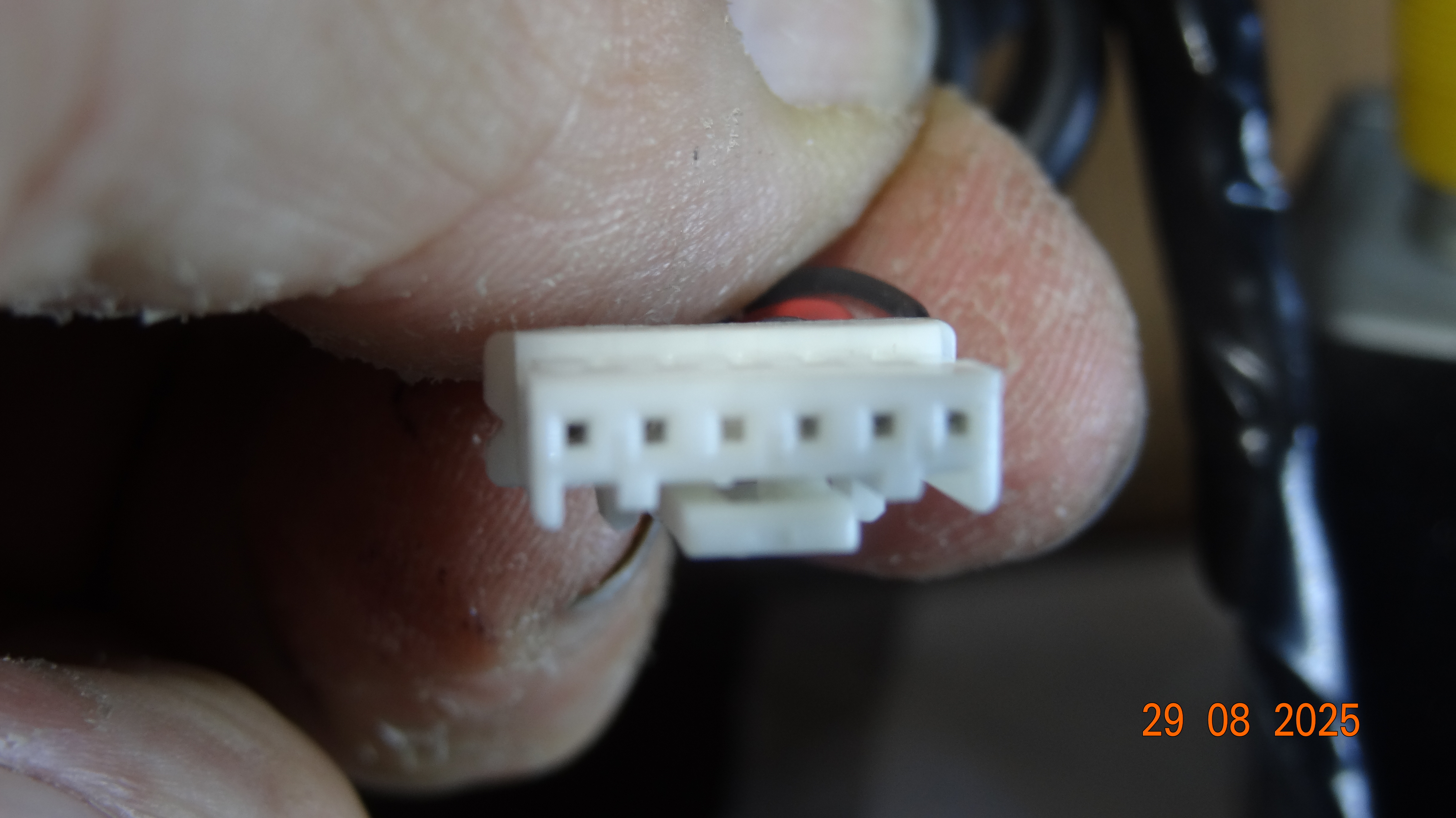 Le même connecteur mâle avec ses 6 emplacements pour seulement 5 sont utilisés