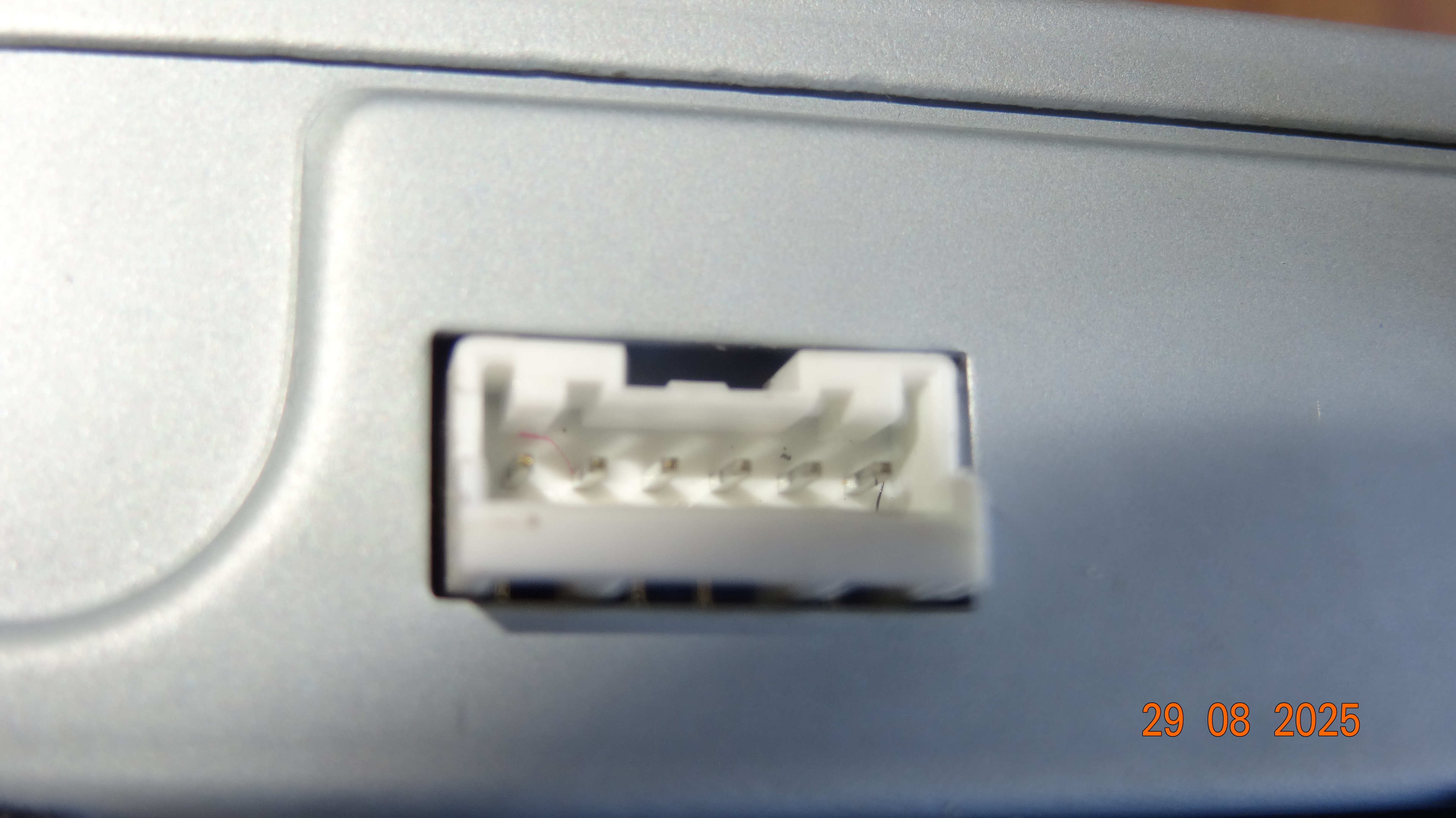 Le connecteur femelle du boîtier Alpine