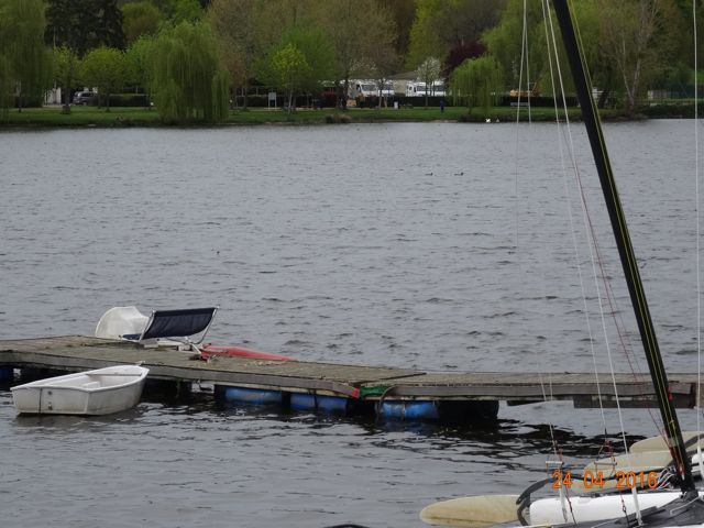 On devine les camping-cars de l'autre coté du lac