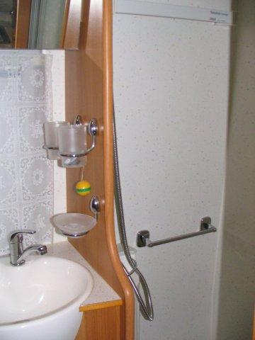 Lavabo et douche séparée