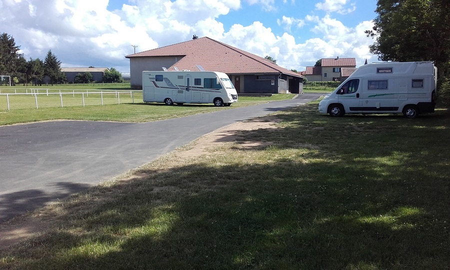 parking sur l'herbe au bord du stade