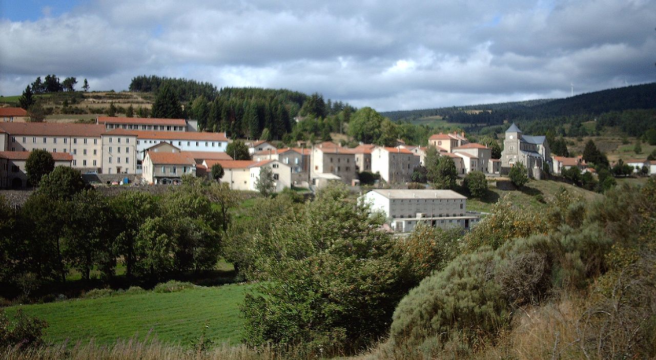 1280px-Saint-Etienne-de-Lugdarès,_Ardèche,_France.jpg