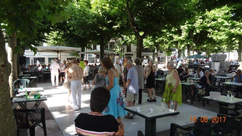 Des curistes en train de danser en pleine ville à 16 H