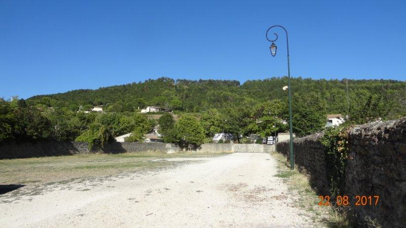 Photo 9 Et si l'aire est complète un grand parking en face où le stationnement est accepté.jpg